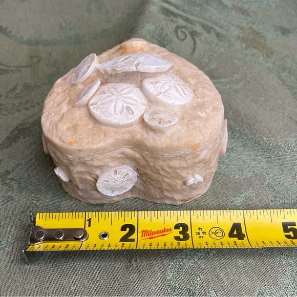 Sand dollar vintage trinket box; coastal, nautical heart shaped shell box. - Picture 9 of 10